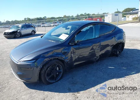 2026 Tesla Model Y Long Range Dual Motor All-Wheel Drive/Long Range Launch Series z USA, uszkodzony, nr VIN 7SAYGDEE4TA387636